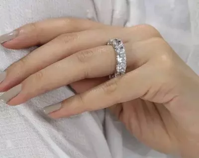 The hip hop street trend in Europe and America is full of diamond zircon rings